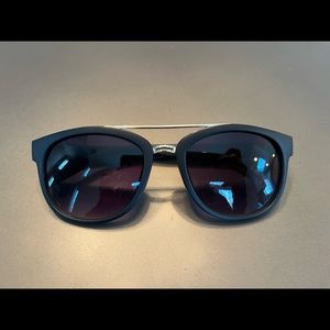 NWOT Tahari Sunglasses